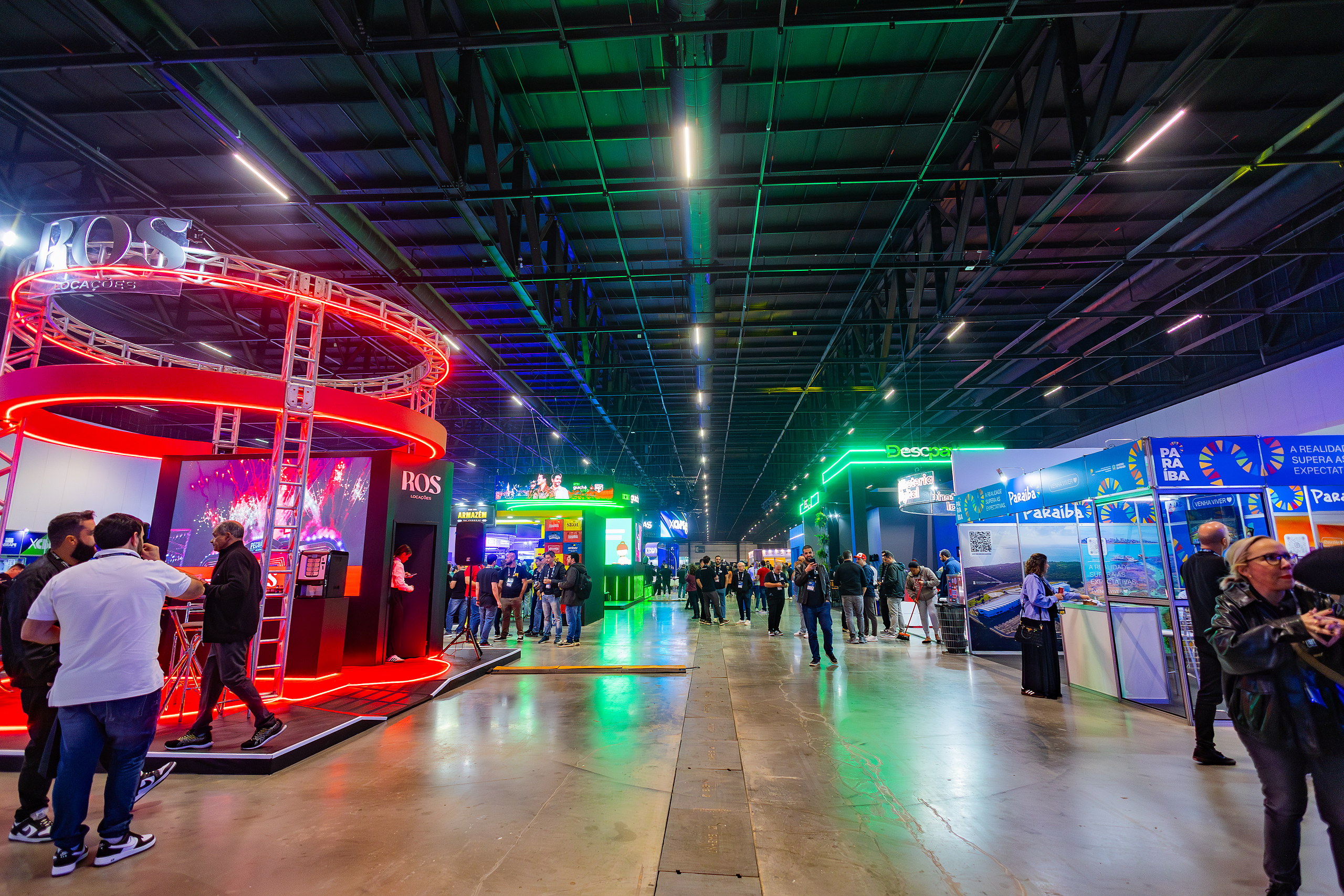 Corredor da 5ª Expo ABRAPE em plano aberto, com ativação circular iluminada