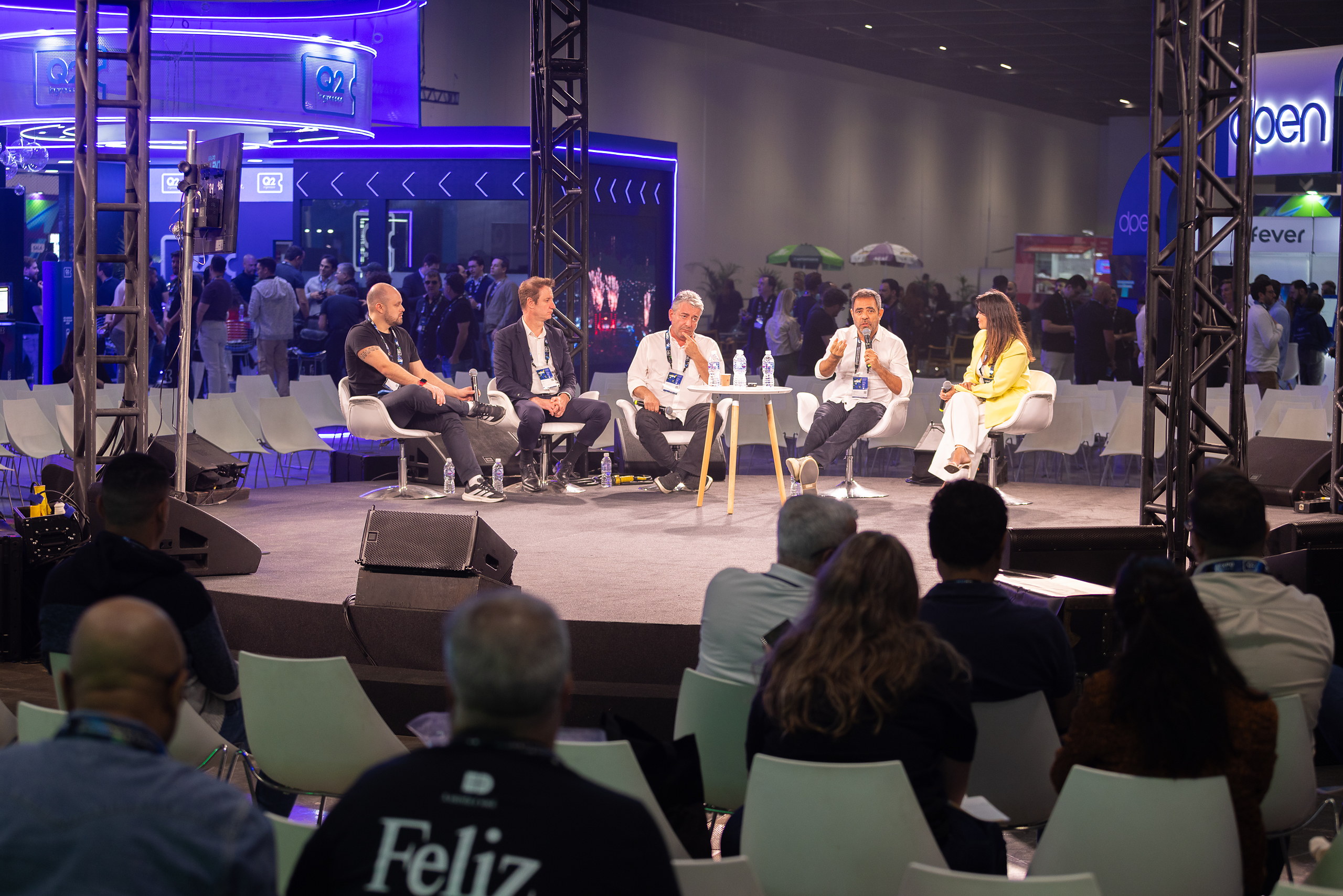 Cinco debatedores em painel no palco do 10º CBPE