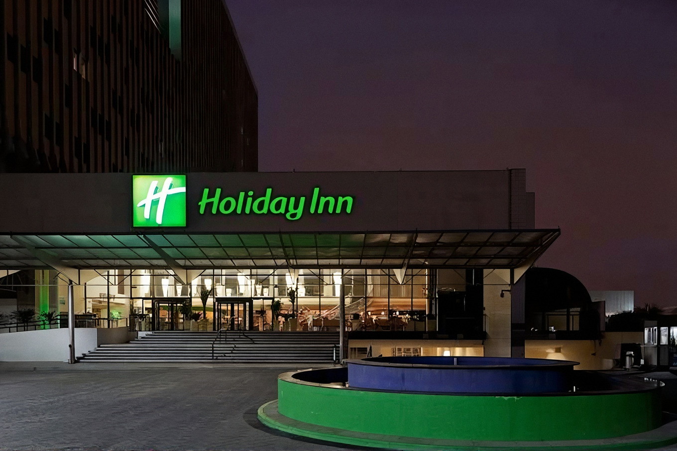 Fachada iluminada do Holiday Inn Parque Anhembi ao anoitecer